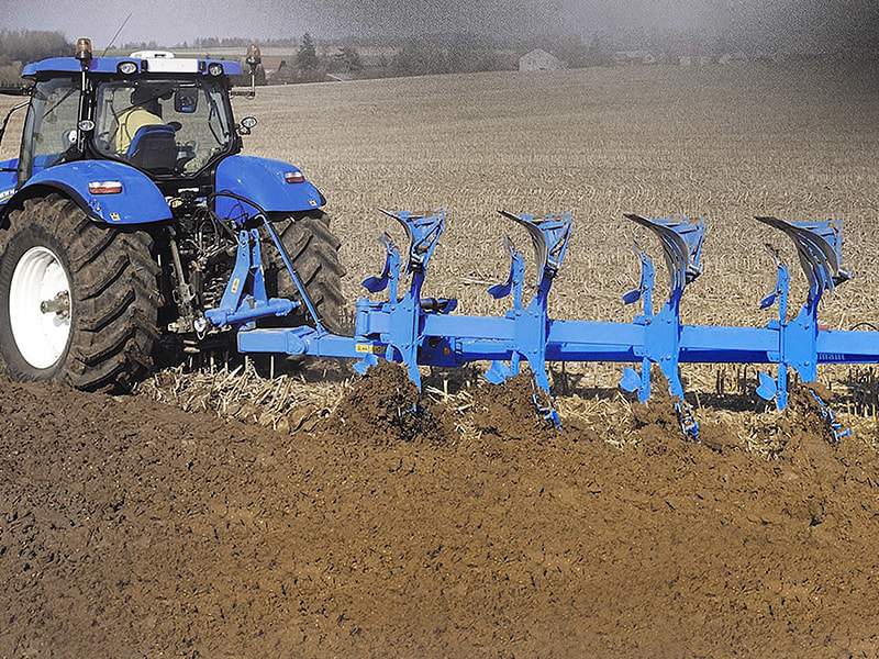 犁铧耕地